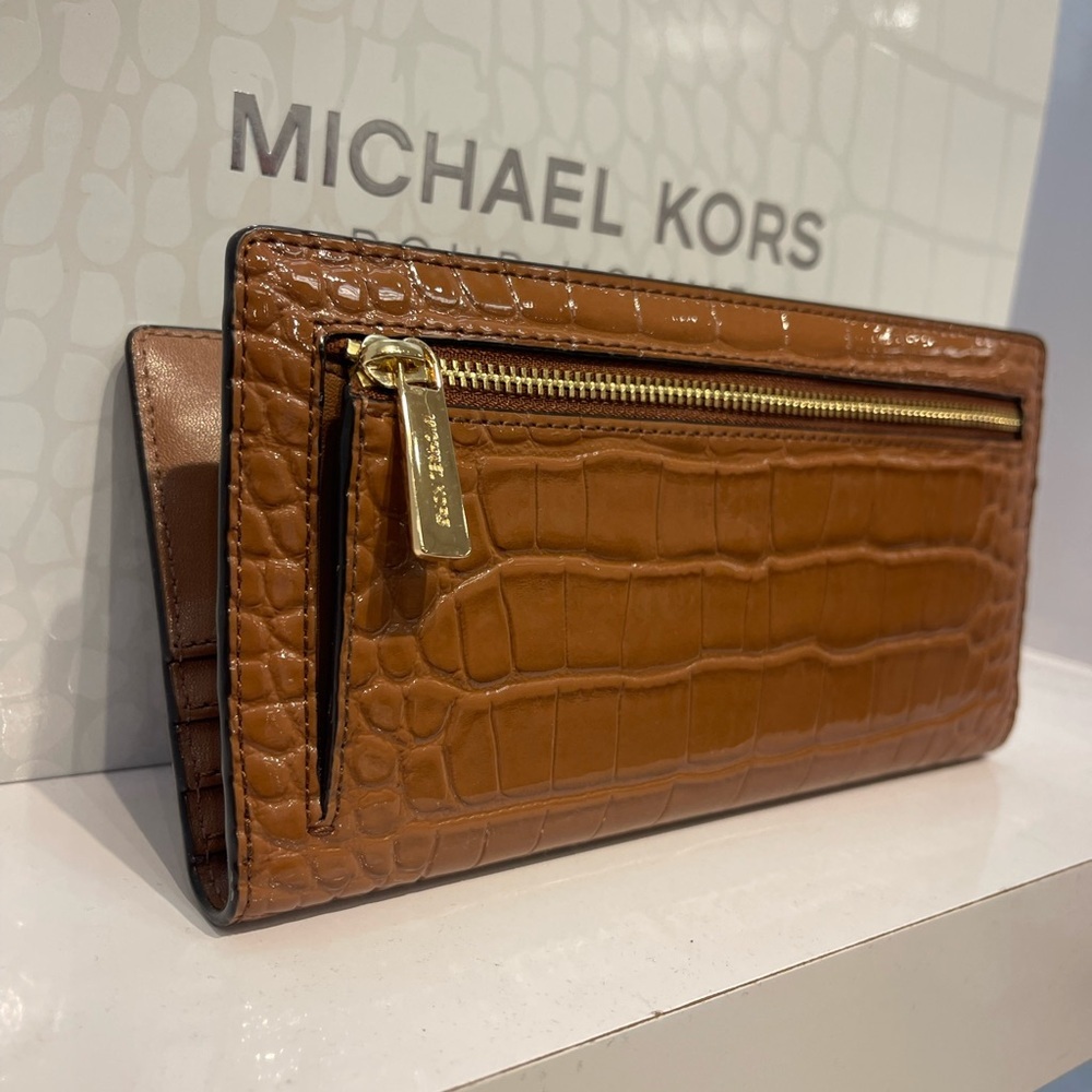 MICHAEL KORS Carson Large Snap Crocodile Embossed Bifold Wallet
Luggage
NWT - Picture 5 of 16